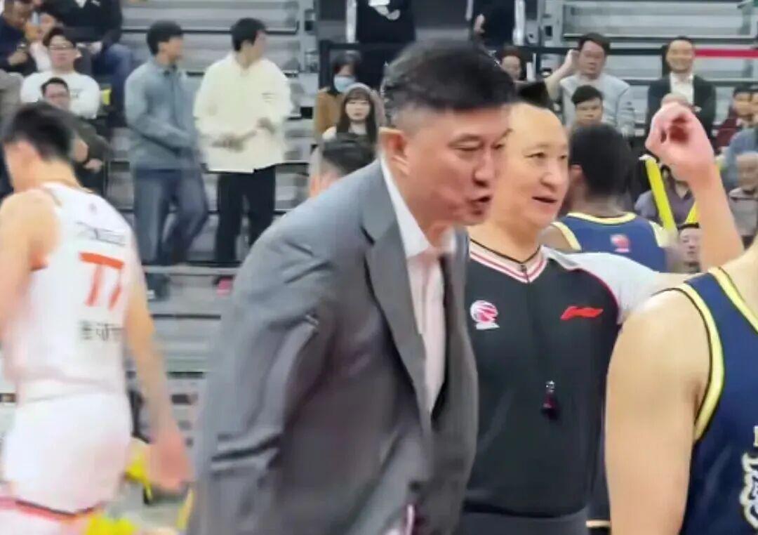 FB体育官方入口-CBA动态更新，带来广东男篮杜锋、杨鸣指导以及北控男篮张庆鹏指导最新消息