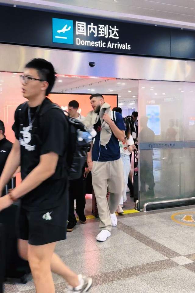 FB体育-首秀在即！广东新外援随队出征福建，麦考尔因老婆生产留在广州